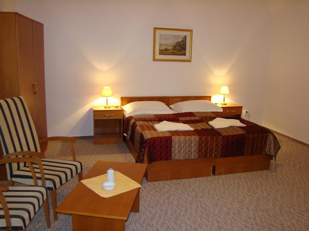 Hotel Saint Petersburg Карловы Вары Экстерьер фото