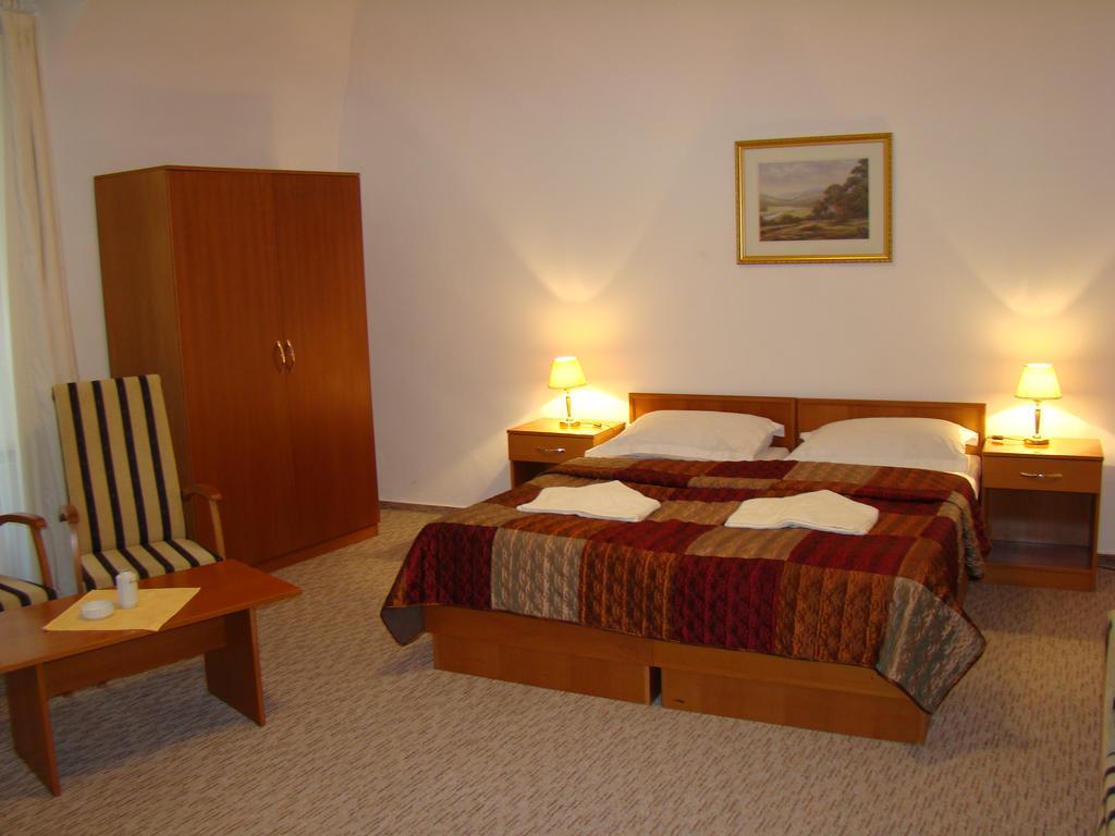 Hotel Saint Petersburg Карловы Вары Экстерьер фото