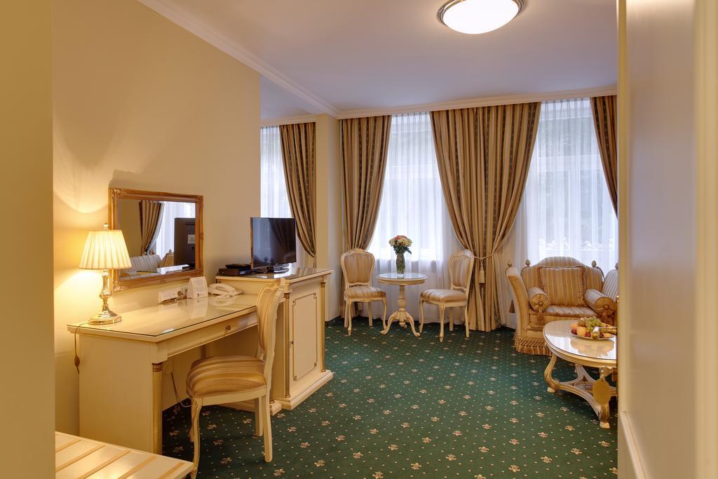 Hotel Saint Petersburg Карловы Вары Экстерьер фото