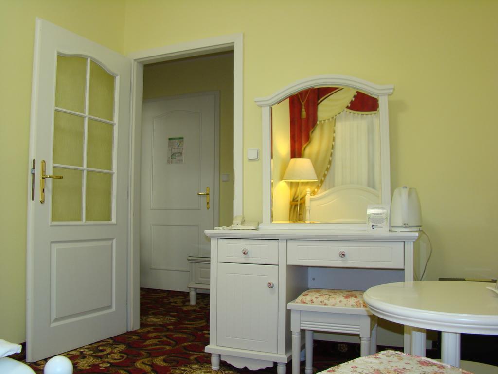 Hotel Saint Petersburg Карловы Вары Экстерьер фото